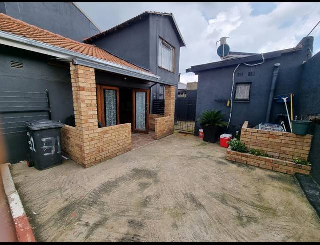 4 BEDROOM HOUSE FOR SALE IN NEWLANDS